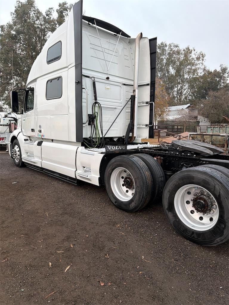 2023 Volvo VNL64T860 Equipment Image0