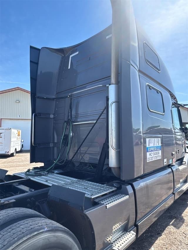 Image of Volvo VNL64T860 equipment image 3