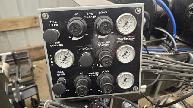 Image of Yetter 2984 equipment image 2