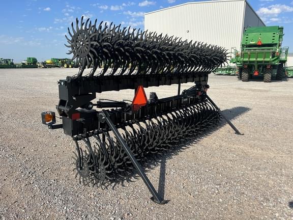 Image of Yetter 3528 equipment image 2