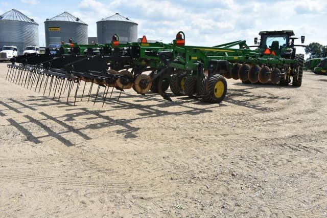 Image of John Deere 2730 equipment image 4
