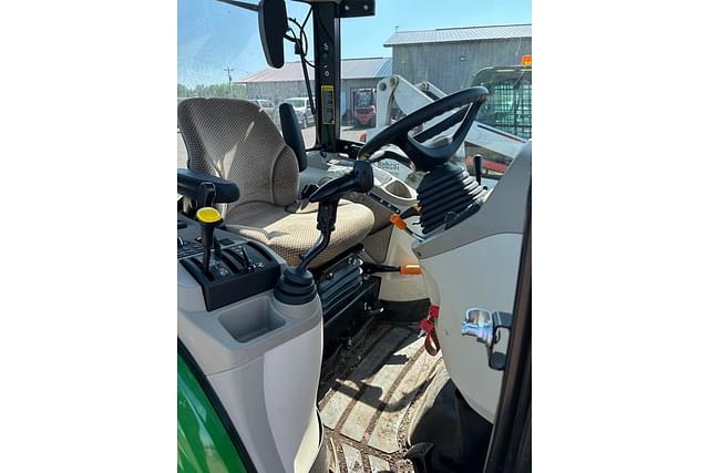 Image of John Deere 3033R equipment image 2