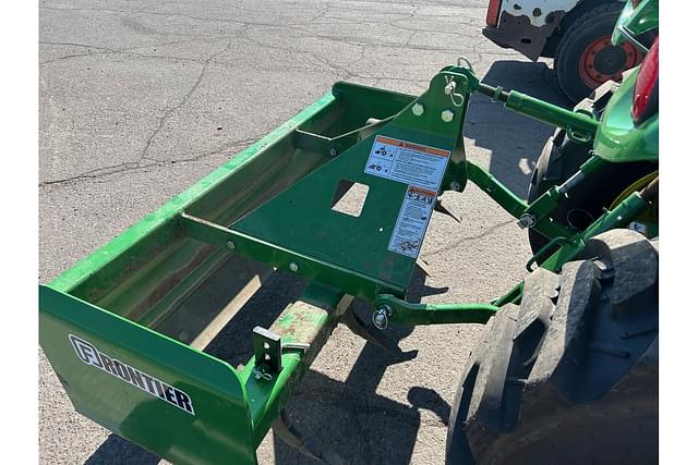 Image of John Deere 3033R equipment image 4