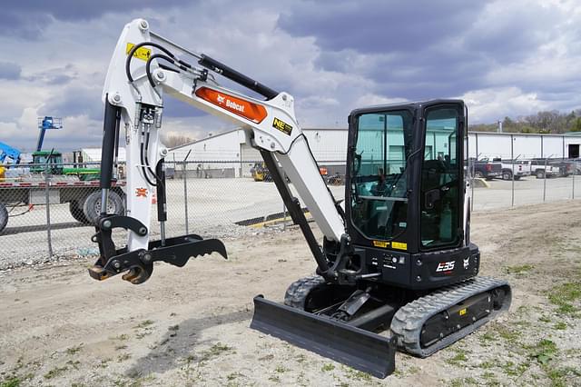 Image of Bobcat E35 equipment image 2
