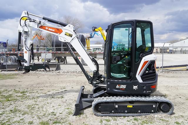 Image of Bobcat E35 equipment image 1