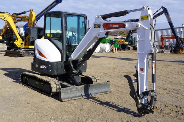 Image of Bobcat E35 equipment image 4