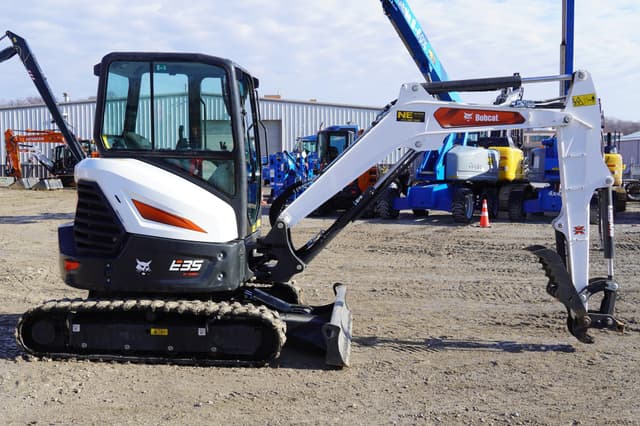 Image of Bobcat E35 equipment image 4