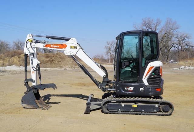Image of Bobcat E35 equipment image 2