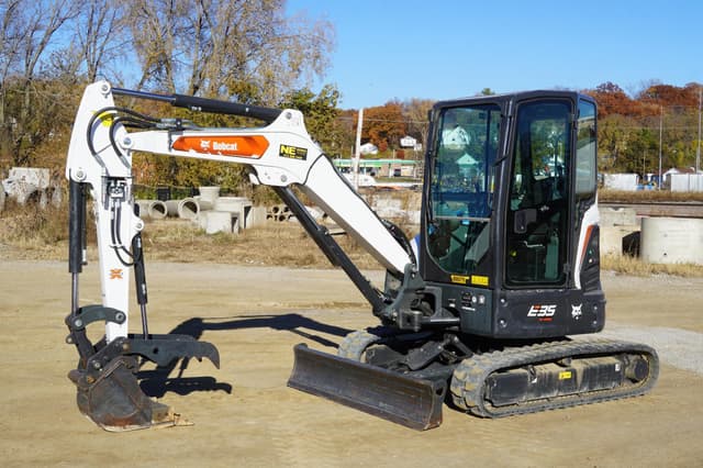 Image of Bobcat E35 equipment image 2
