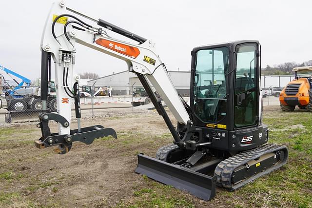 Image of Bobcat E35 equipment image 2