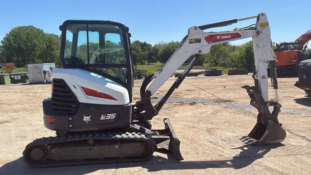 Image of Bobcat E35 equipment image 4