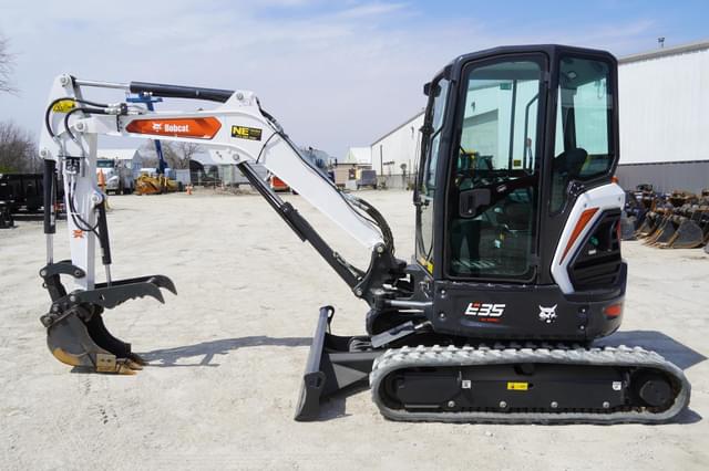 Image of Bobcat E35 equipment image 2
