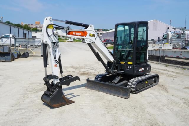 Image of Bobcat E35 equipment image 2