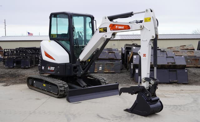 Image of Bobcat E35 R2 equipment image 4