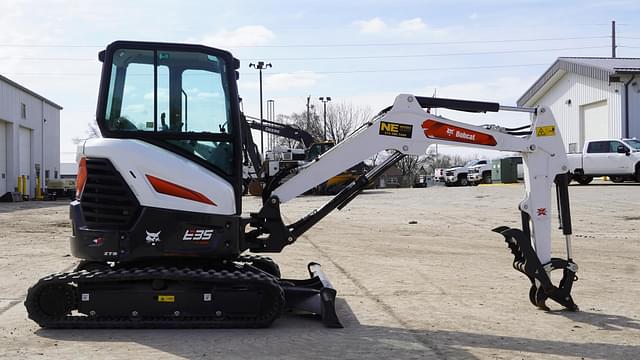Image of Bobcat E35 equipment image 4