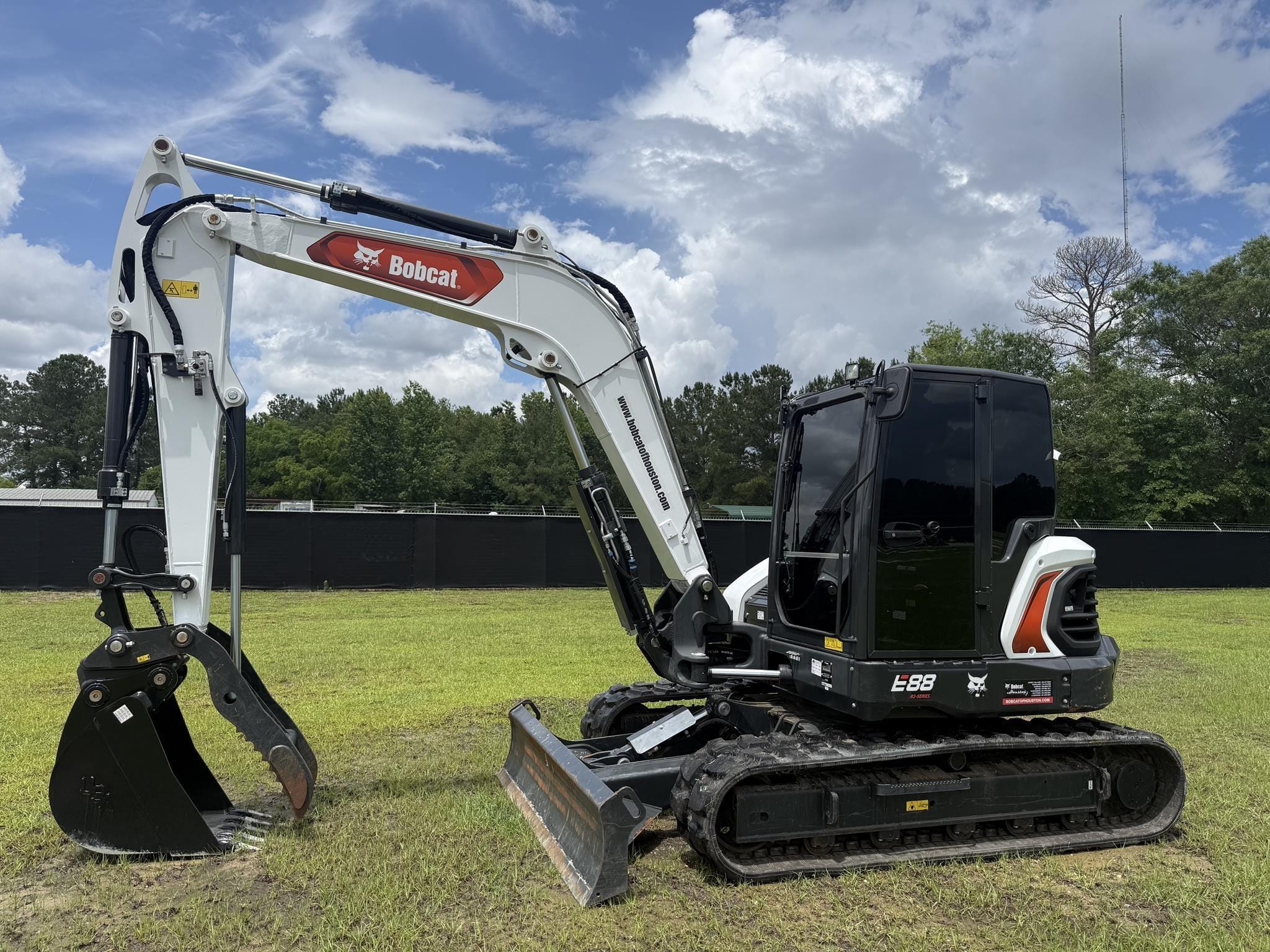 2024 Bobcat E88 Equipment Image0