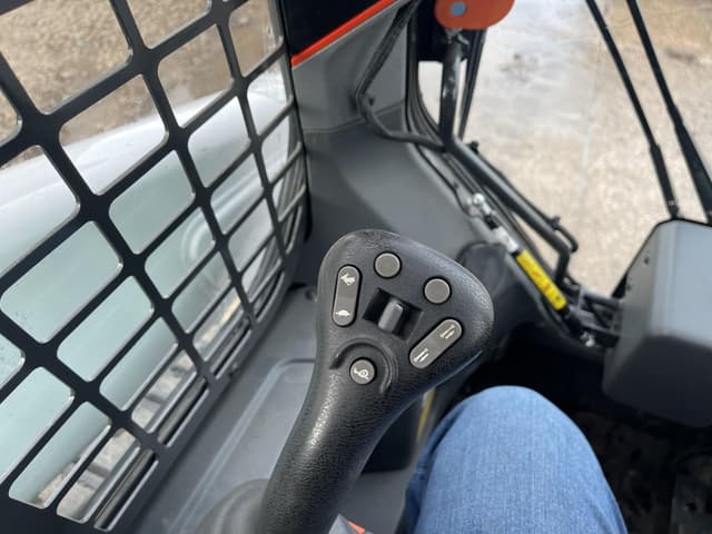 Image of Bobcat T64 equipment image 4