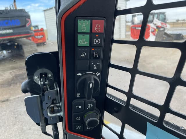 Image of Bobcat T64 equipment image 3