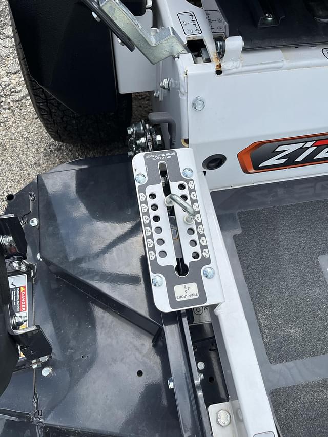 Image of Bobcat ZT3500 equipment image 3