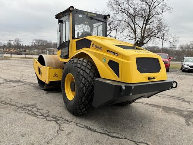 Image of Bomag BW211D-5 equipment image 3