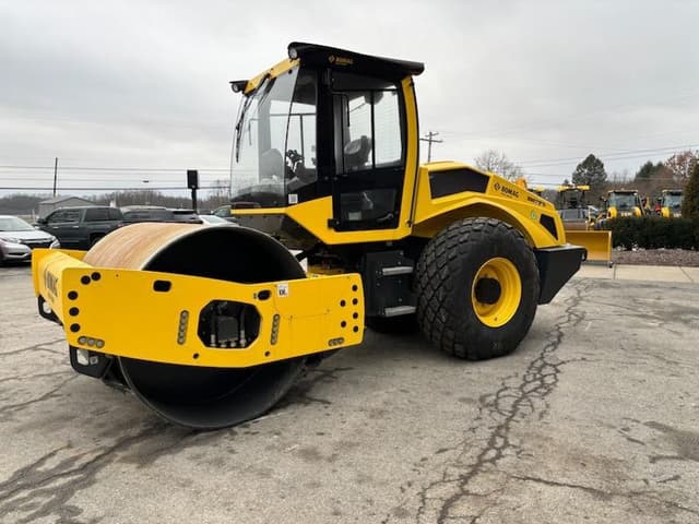 Image of Bomag BW211D-5 equipment image 4