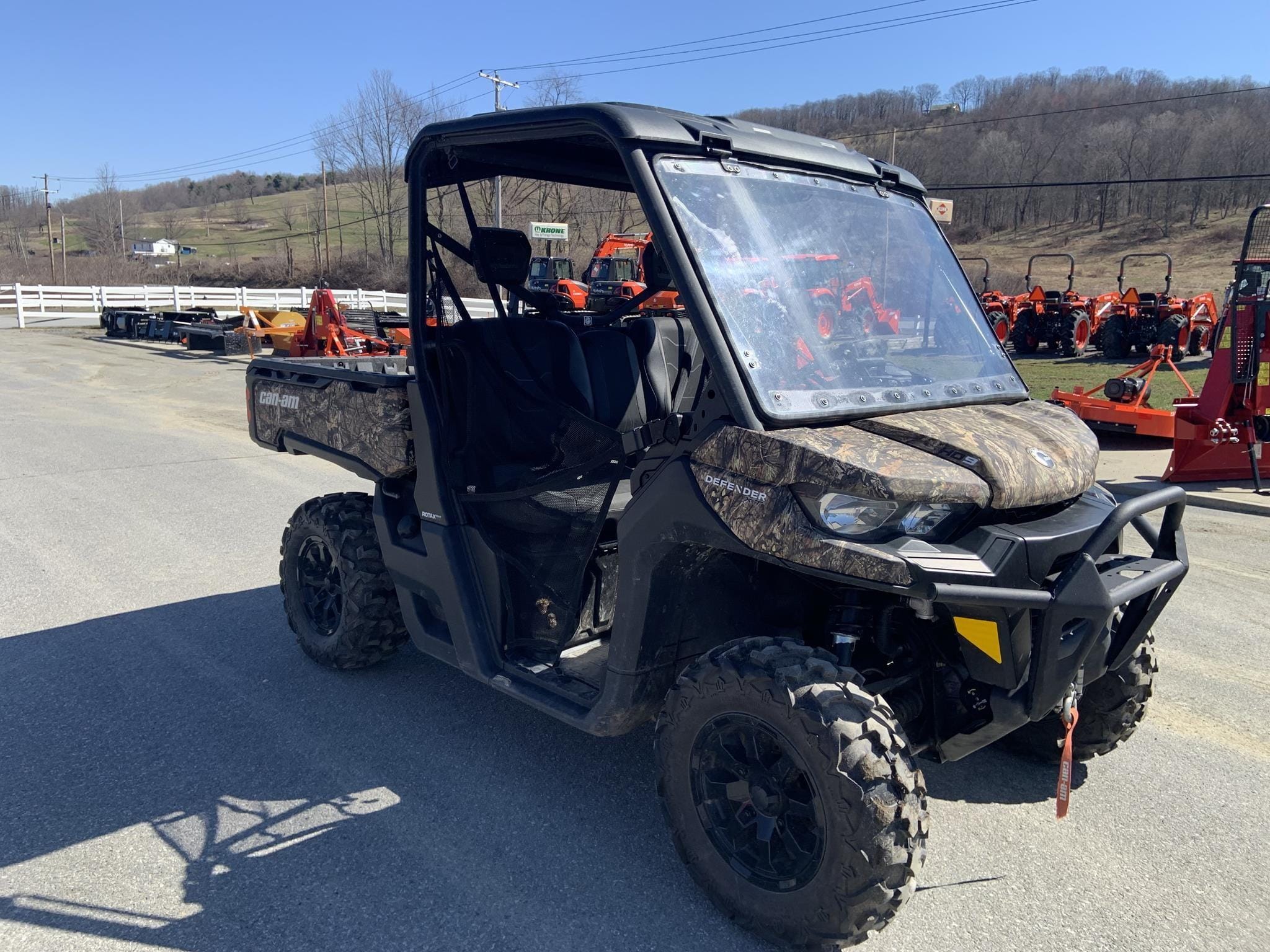2024 Can-Am Defender HD9 Equipment Image0