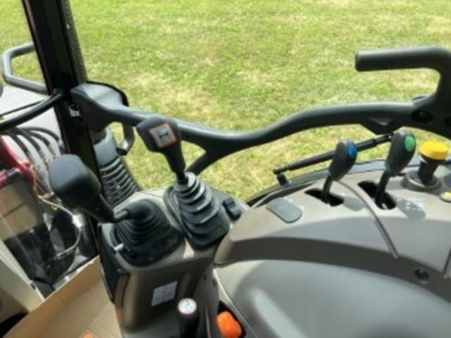Image of Case IH Farmall 120C equipment image 4