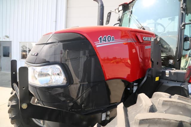 Image of Case IH Farmall 140A equipment image 3