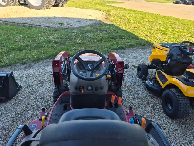 Image of Case IH Farmall 25SC equipment image 3