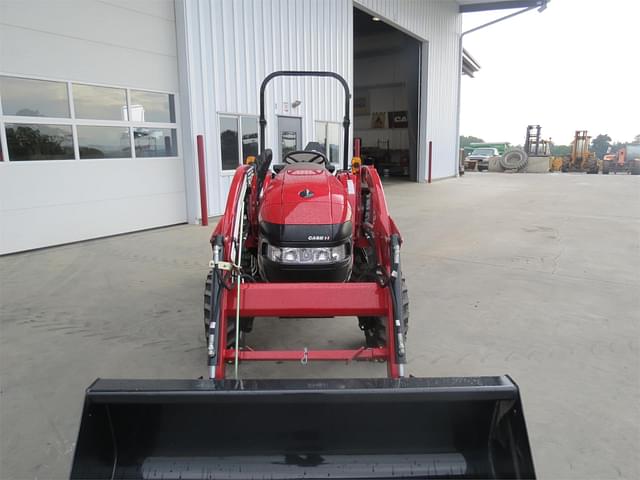 Image of Case IH Farmall 35A equipment image 4