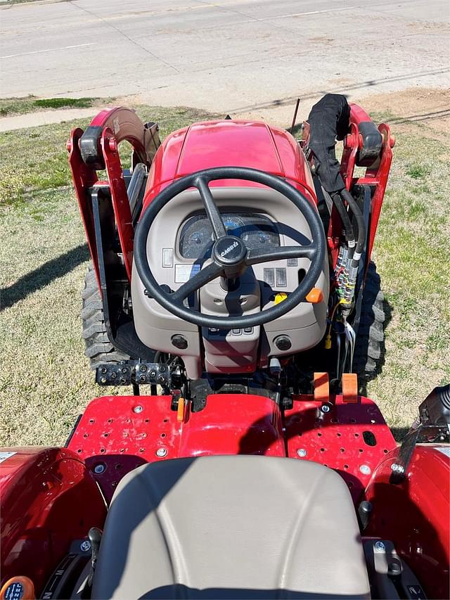 Image of Case IH Farmall 35A equipment image 3