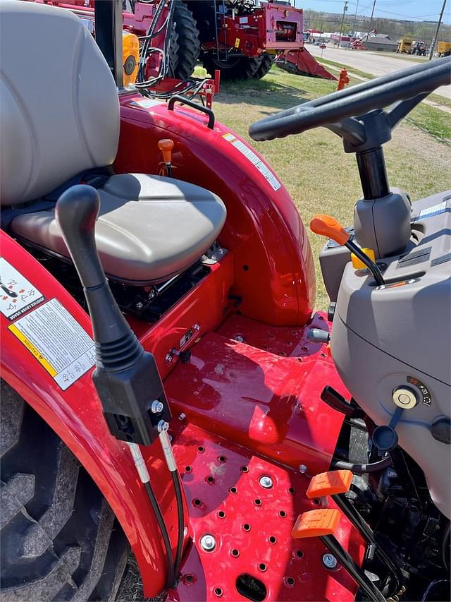 Image of Case IH Farmall 35A equipment image 4