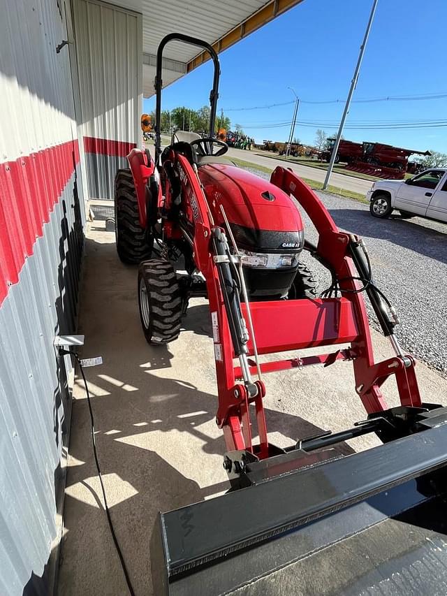 Image of Case IH Farmall 35C equipment image 2