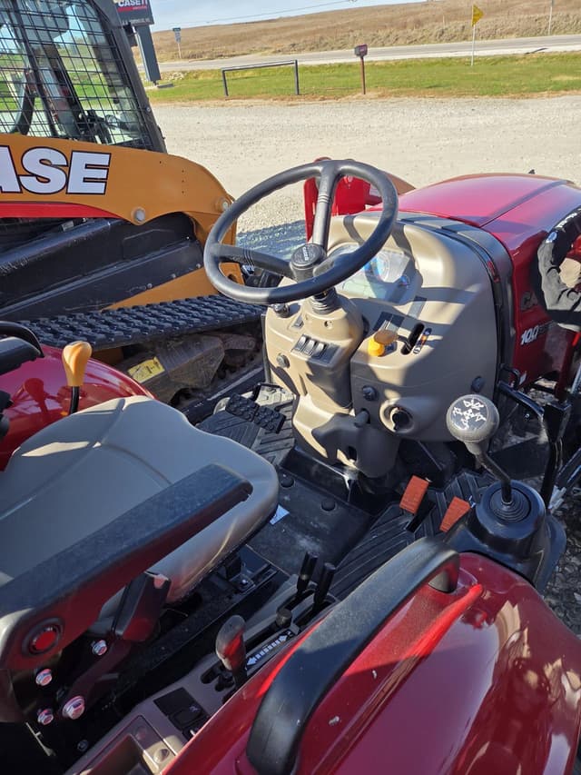Image of Case IH Farmall 35C equipment image 4
