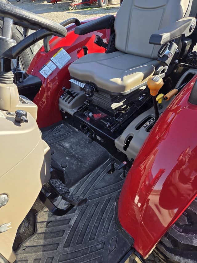 Image of Case IH Farmall 35C equipment image 3