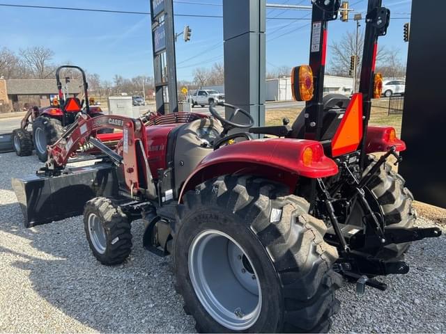 Image of Case IH Farmall 35C equipment image 4