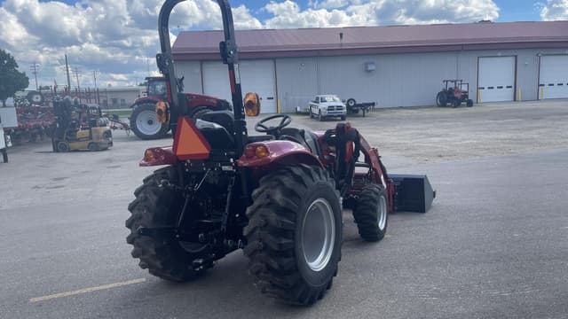 Image of Case IH Farmall 35C equipment image 4
