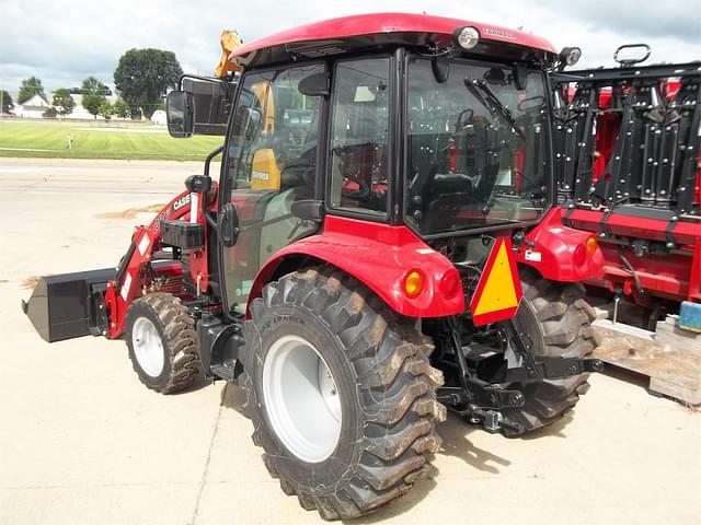 Image of Case IH Farmall 40C equipment image 4