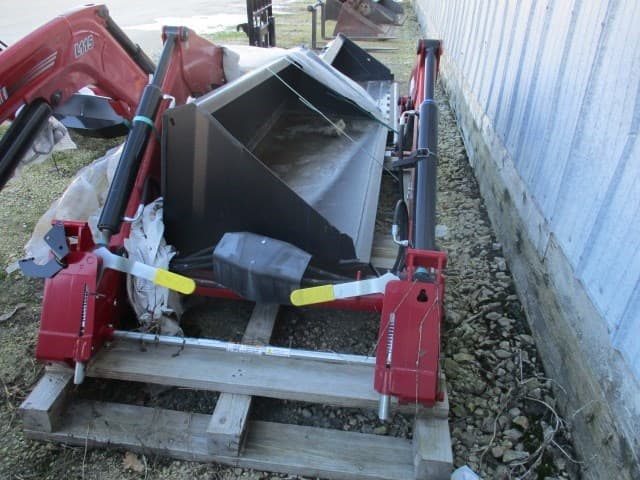 Image of Case IH L555 equipment image 4
