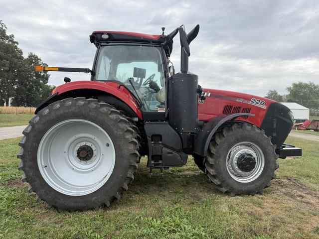 Image of Case IH Magnum 220 equipment image 2