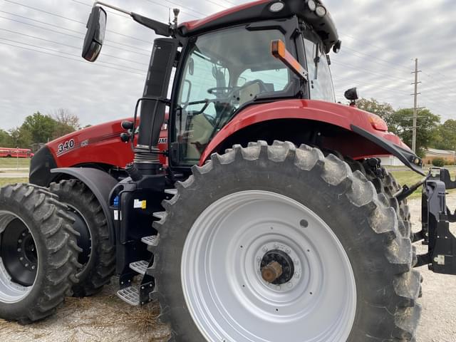 Image of Case IH Magnum 340 equipment image 2