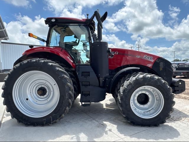 Image of Case IH Magnum 340 equipment image 4