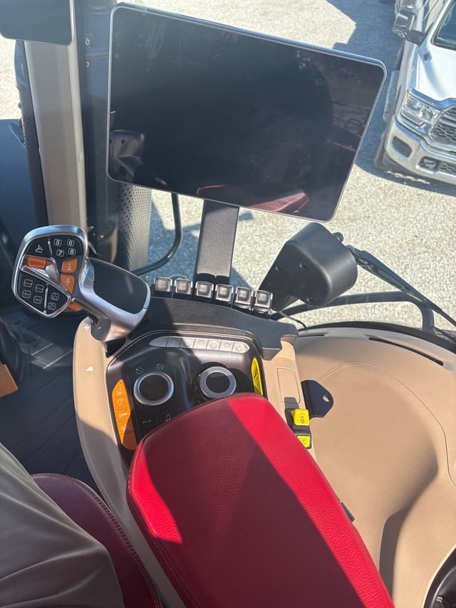 Image of Case IH Magnum 400 Rowtrac equipment image 2