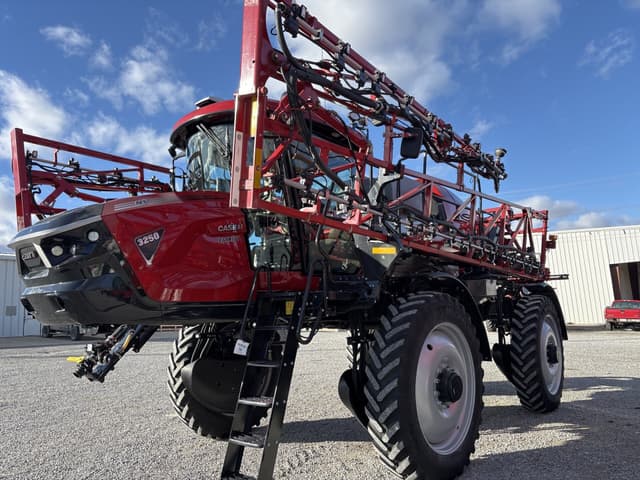 Image of Case IH Patriot 3250 equipment image 3