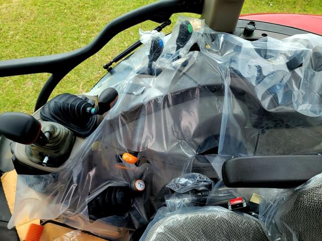Image of Case IH Farmall 120C equipment image 4