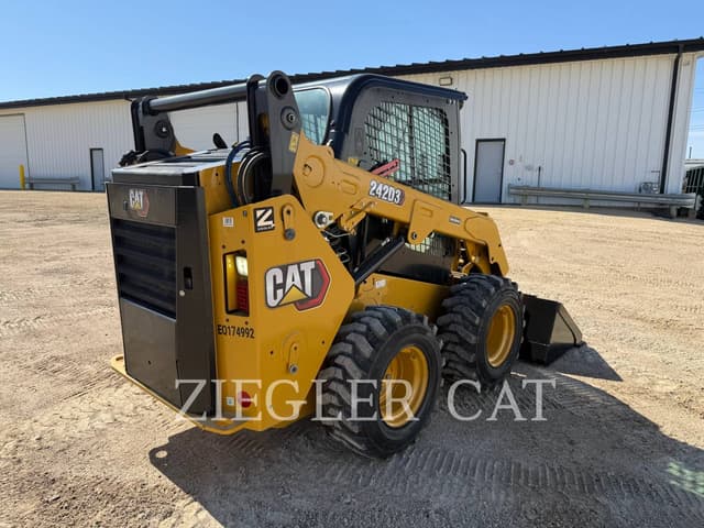 Image of Caterpillar 242D3 equipment image 2