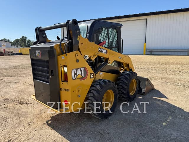 Image of Caterpillar 242D3 equipment image 2