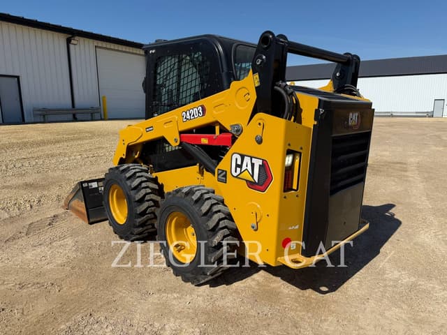 Image of Caterpillar 242D3 equipment image 3