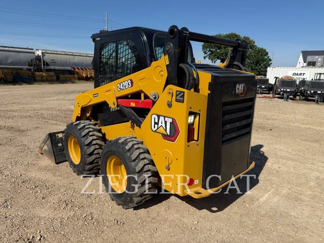 Image of Caterpillar 242D3 equipment image 3