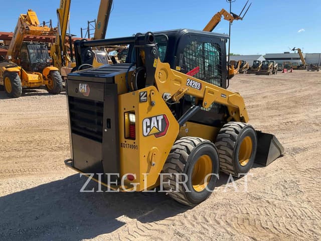 Image of Caterpillar 242D3 equipment image 2